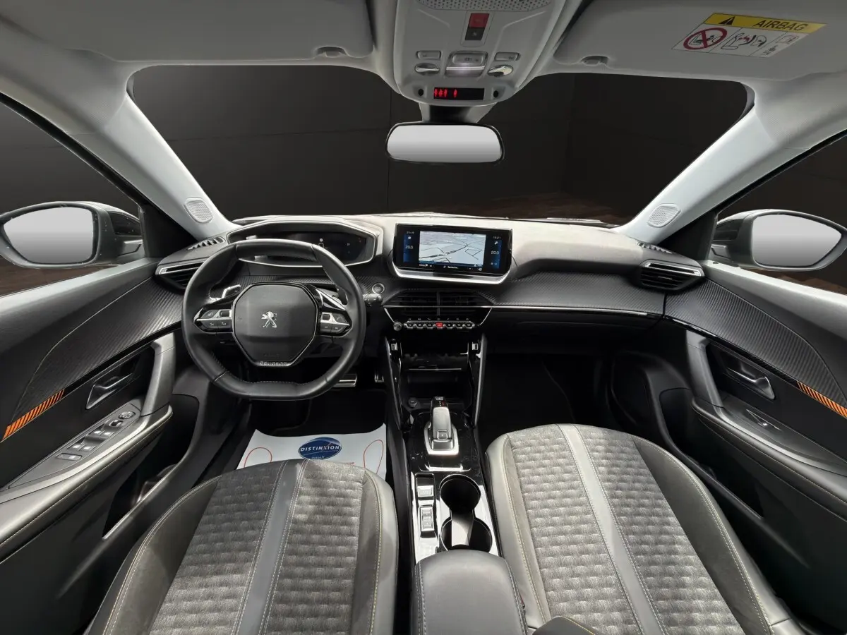 Vue intérieure avant de la Peugeot 2008 gris foncé, avec tableau de bord numérique et écran tactile central.