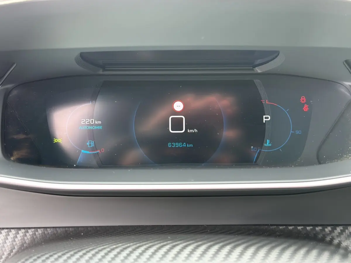 Affichage numérique du tableau de bord du Peugeot 2008 2022 montrant vitesse à 0 km/h et autonomie de 220 km.