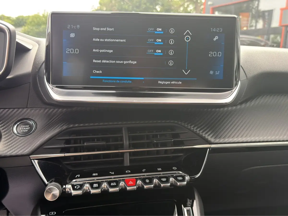 Vue rapprochée de l’écran tactile central et de la console avec finition carbone du Peugeot 2008 gris foncé, version 2022.