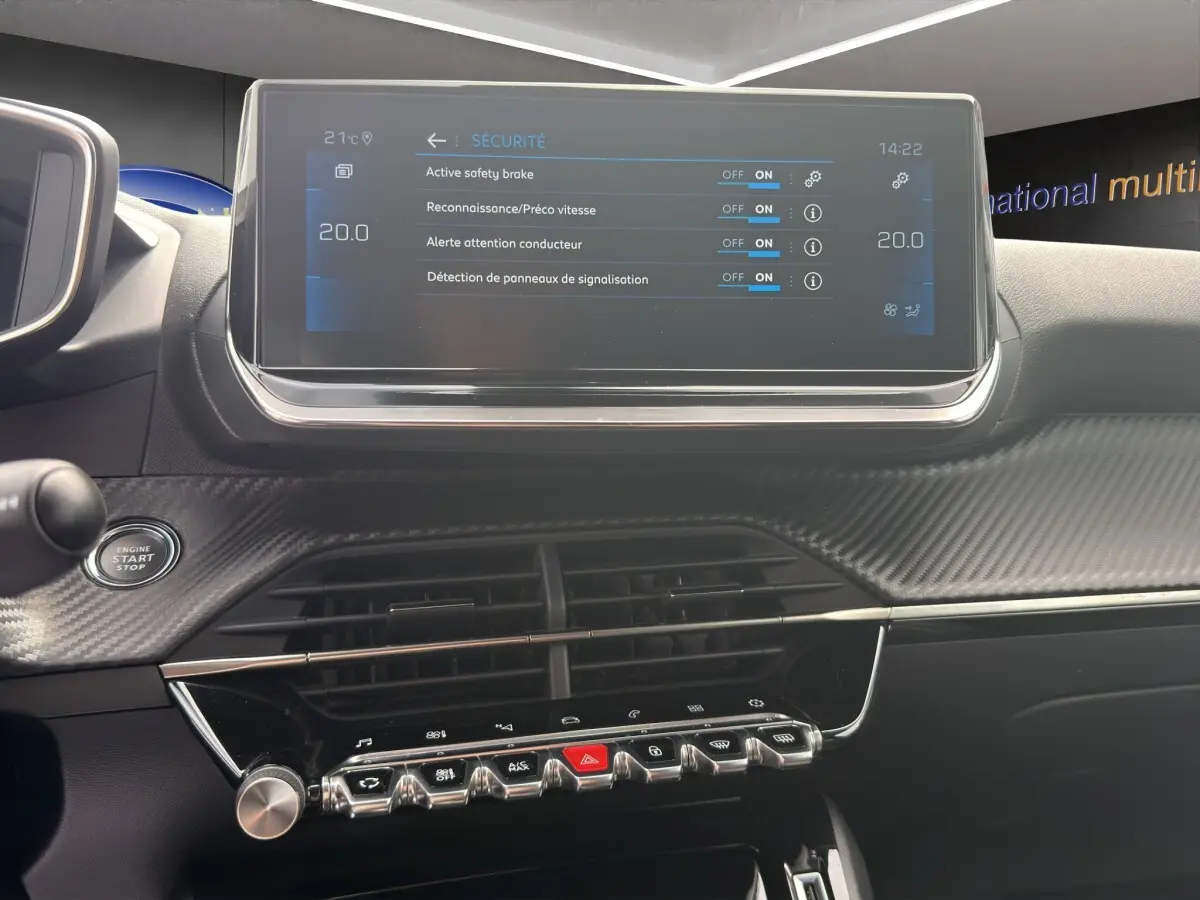 Vue rapprochée du tableau de bord de la Peugeot 2008 gris foncé, avec écran tactile et commandes de sécurité affichées.