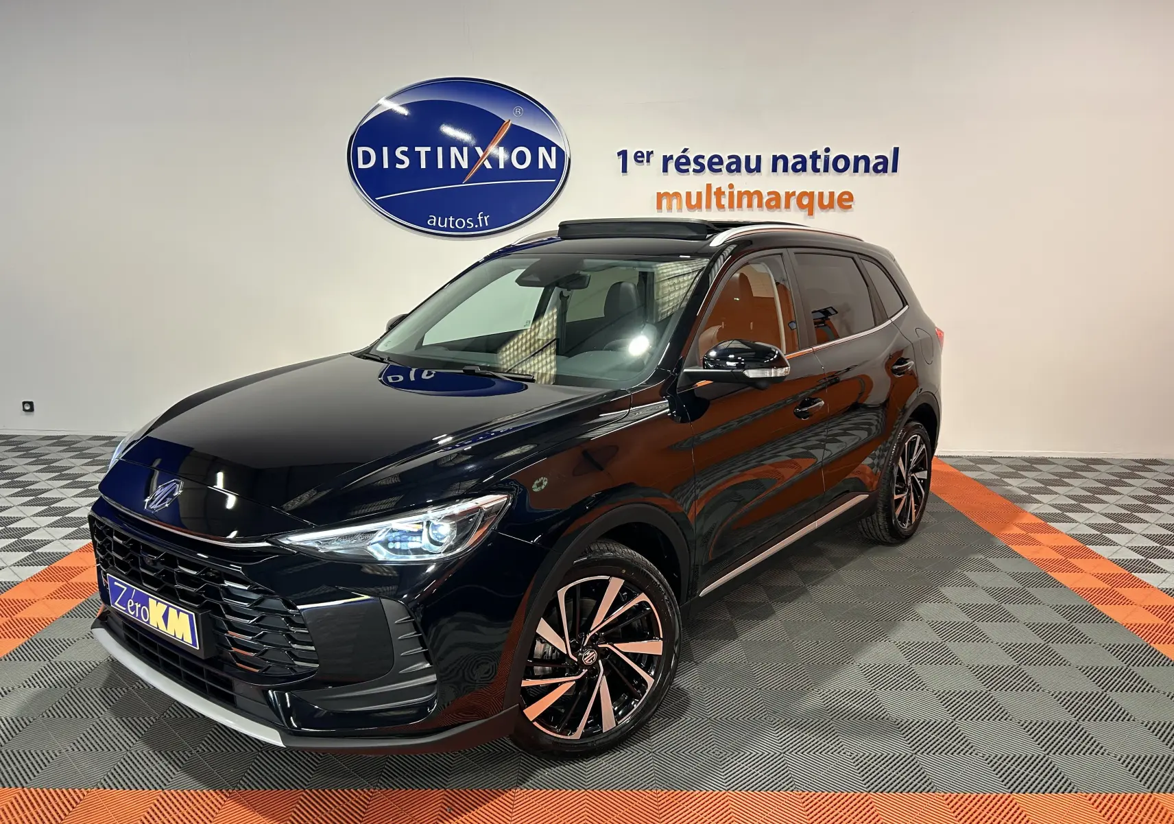 MG ZS Hybrid+ 197 Luxury Pebble Black en 3/4 avant droit, toit panoramique ouvrant et jantes alliage bicolores.
