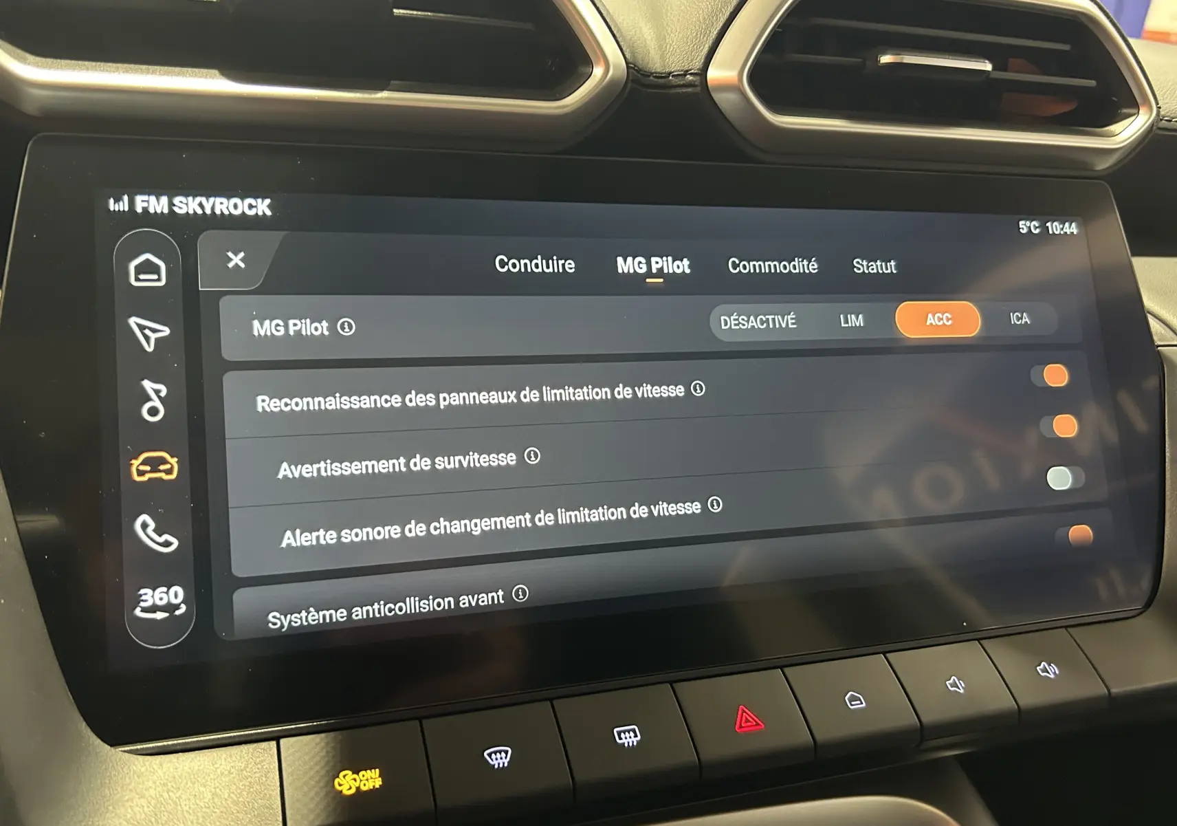 Écran tactile central du MG Motor ZS Hybrid+ 2026 affichant les options d'aide à la conduite, vue rapprochée intérieure.