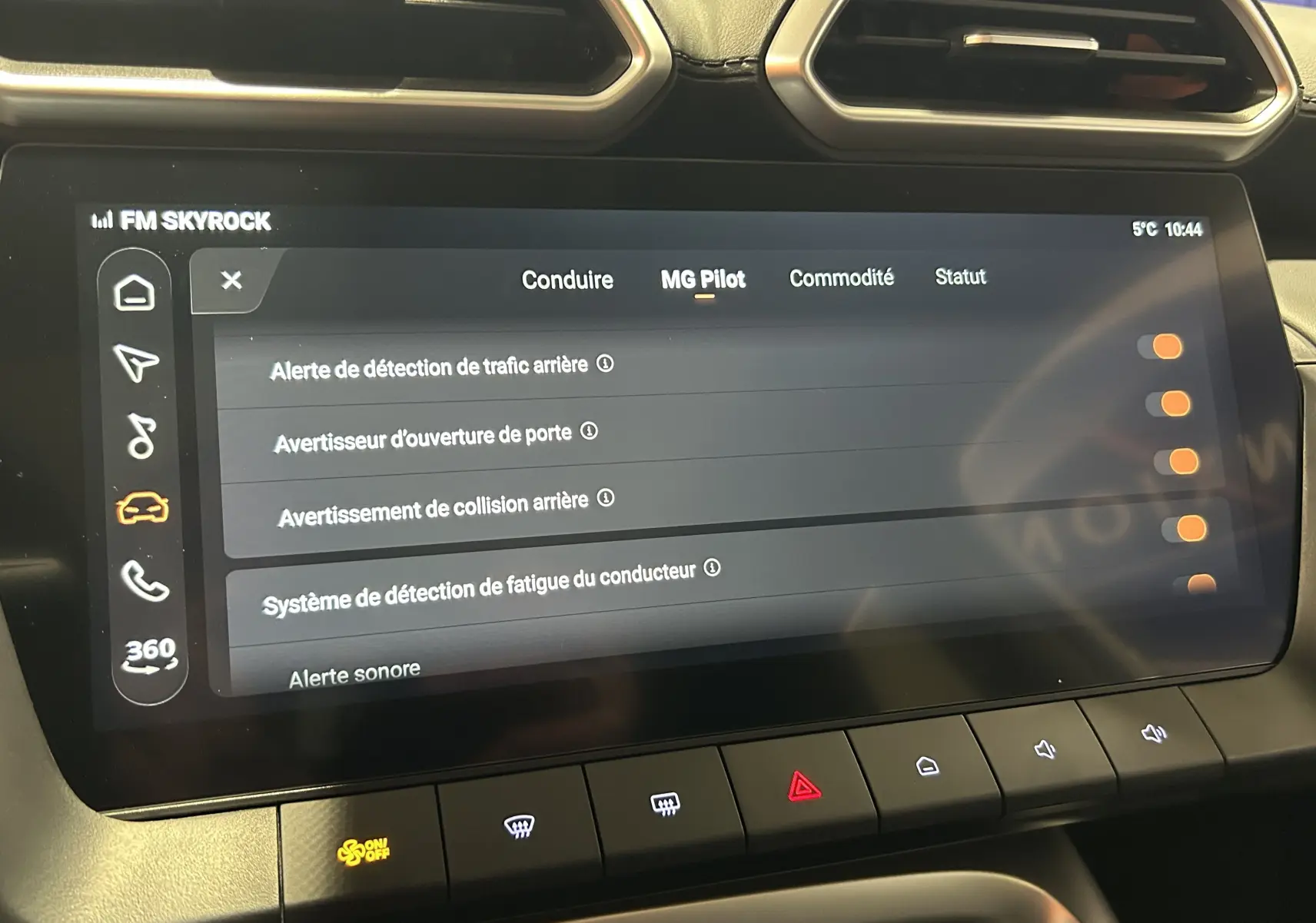 Écran tactile central du MG ZS Hybrid+ 2026 affichant les options d’aide à la conduite, intérieur noir.