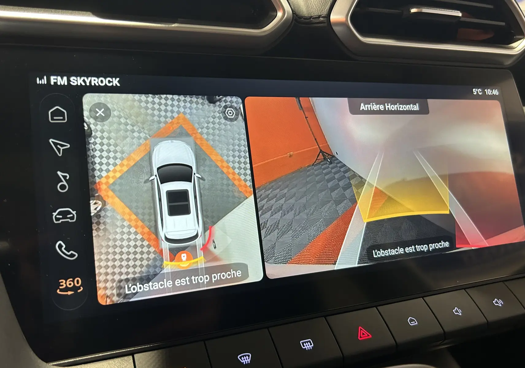 Écran tactile du MG ZS Hybrid+ 197 Luxury montrant la caméra 360° et l’alerte d’obstacle proche en vue arrière.