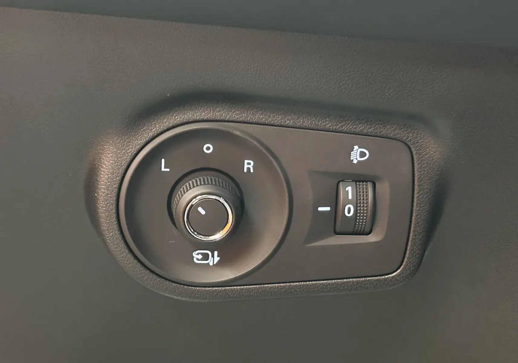 Gros plan sur les commandes de réglage des rétroviseurs et de l’éclairage du tableau de bord du MG MOTOR ZS Hybrid+ 197 Luxury.