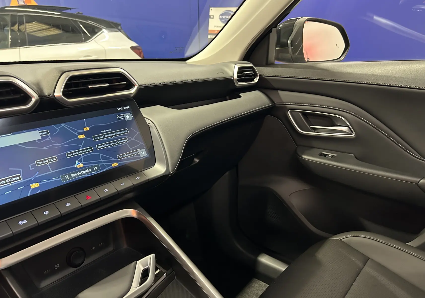 Vue intérieure côté passager du MG ZS Hybrid+ 197 Luxury 2026 en Pebble Black, avec écran tactile et sellerie cuir noire.