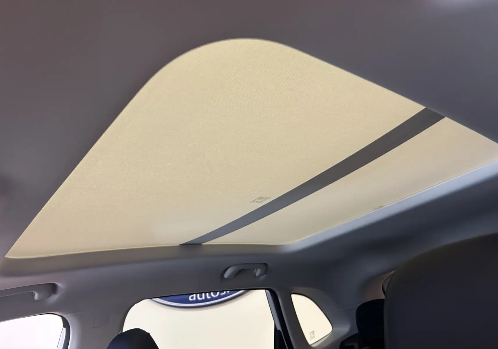 Toit panoramique fermé vu de l'intérieur arrière du MG MOTOR ZS Hybrid+ 197 Luxury Pebble Black 2026.