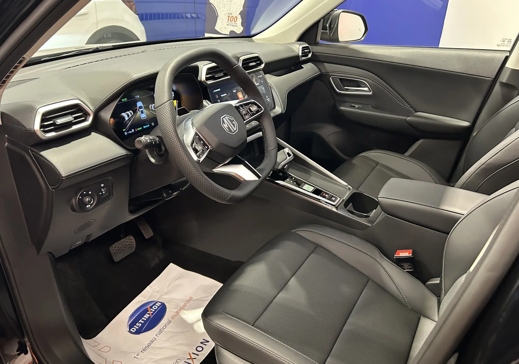 Vue intérieure côté conducteur du MG ZS Hybrid+ 197 Luxury 2026, montrant le tableau de bord et les sièges en cuir noir.