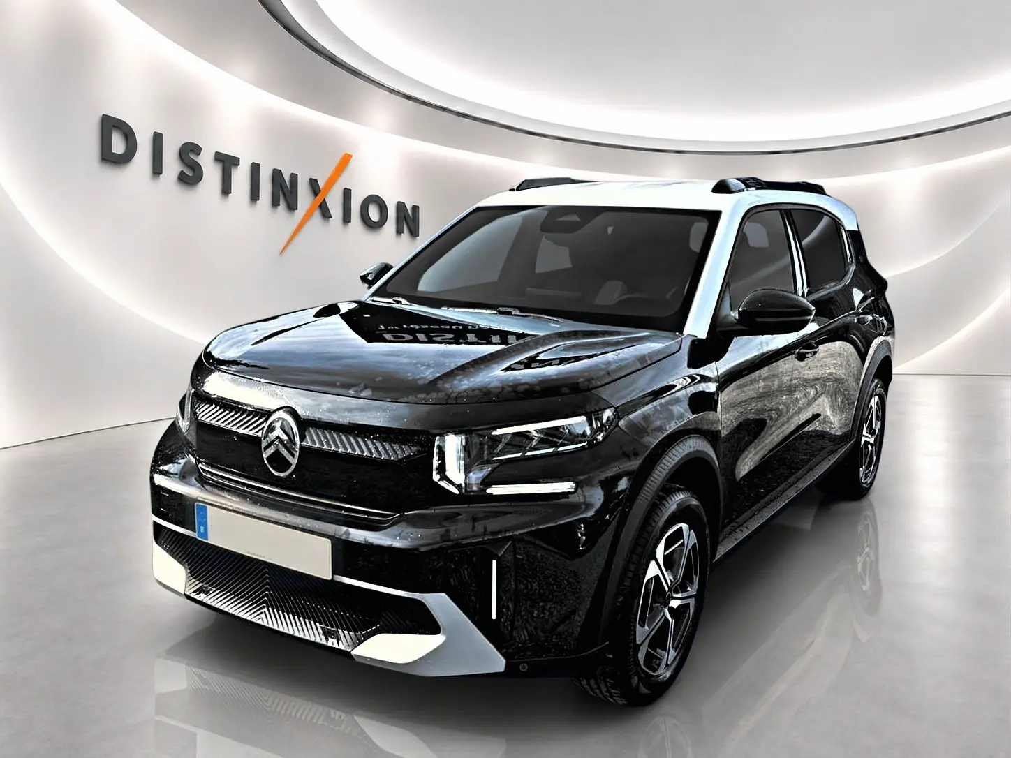 Citroën C3 Aircross noir vue 3/4 avant droit avec toit blanc et jantes alu dans showroom lumineux.