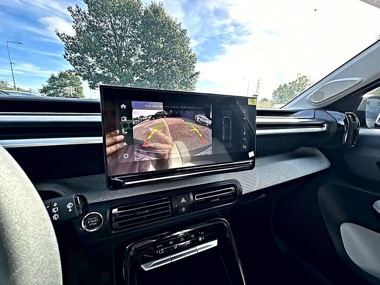 Vue intérieure de face du tableau de bord de la Citroën C3 Aircross 2026 avec écran tactile affichant la caméra de recul.