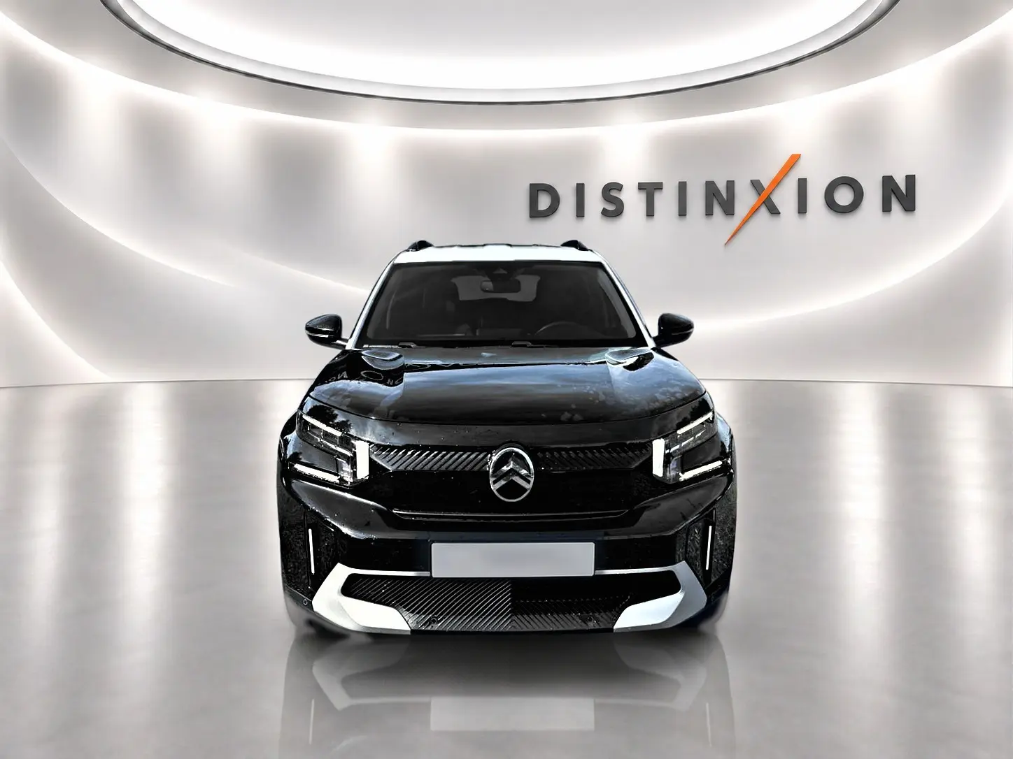 Vue avant d'un Citroën C3 Aircross noir avec calandre distinctive et éclairage LED en studio lumineux.