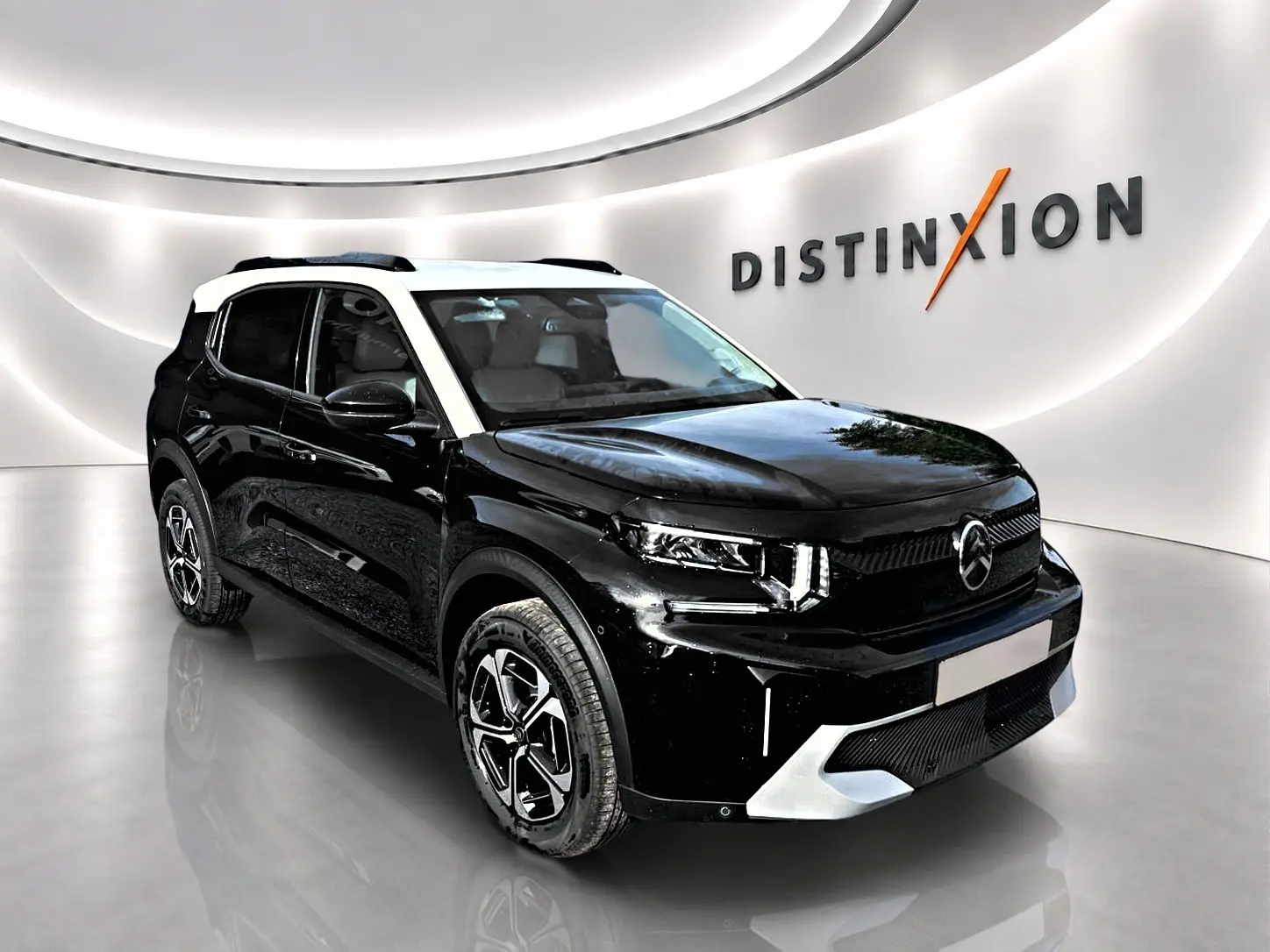 Citroën C3 Aircross noir avec toit blanc, vue 3/4 avant droit en intérieur lumineux showroom.