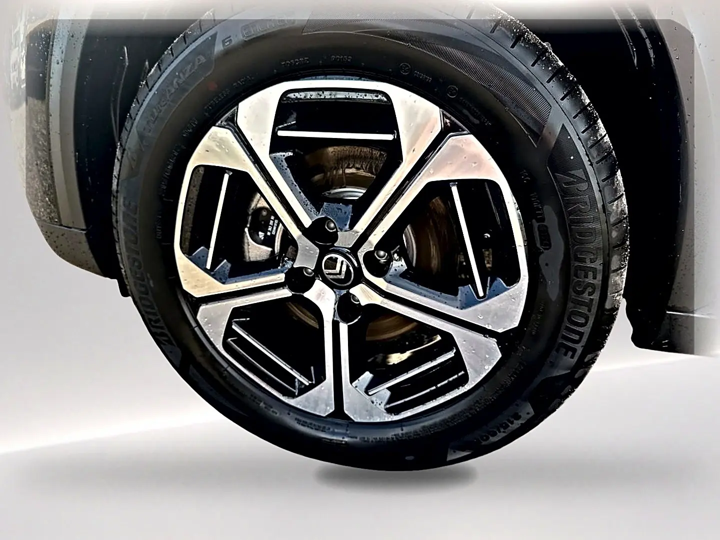 Gros plan sur la jante alu noire et argentée d’un Citroën C3 Aircross 2026, avec pneu Bridgestone visible.