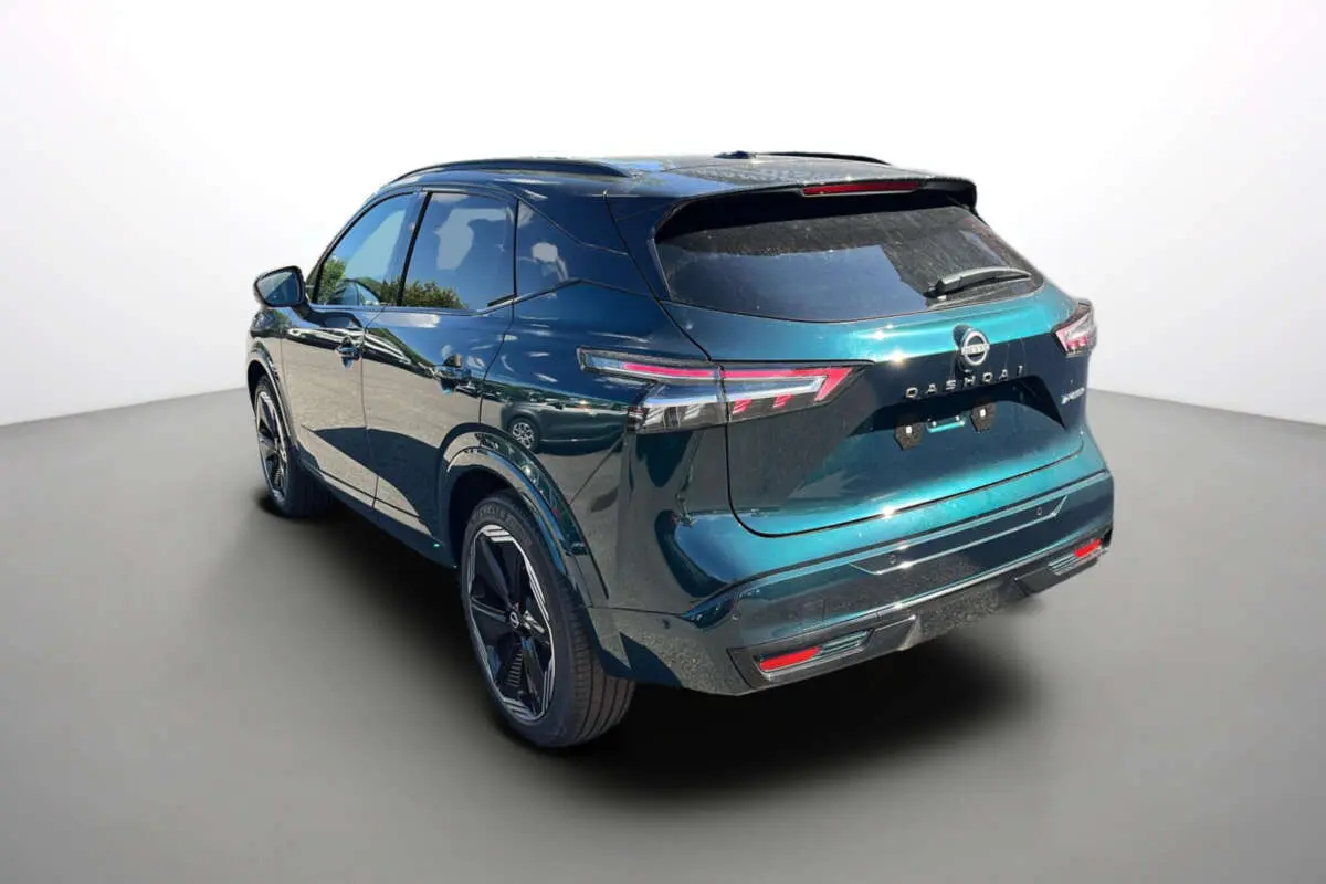 Vue 3/4 arrière droite du Nissan Qashqai E-POWER 205 N-DESIGN vert cayuga avec toit noir et jantes alu 20 pouces.
