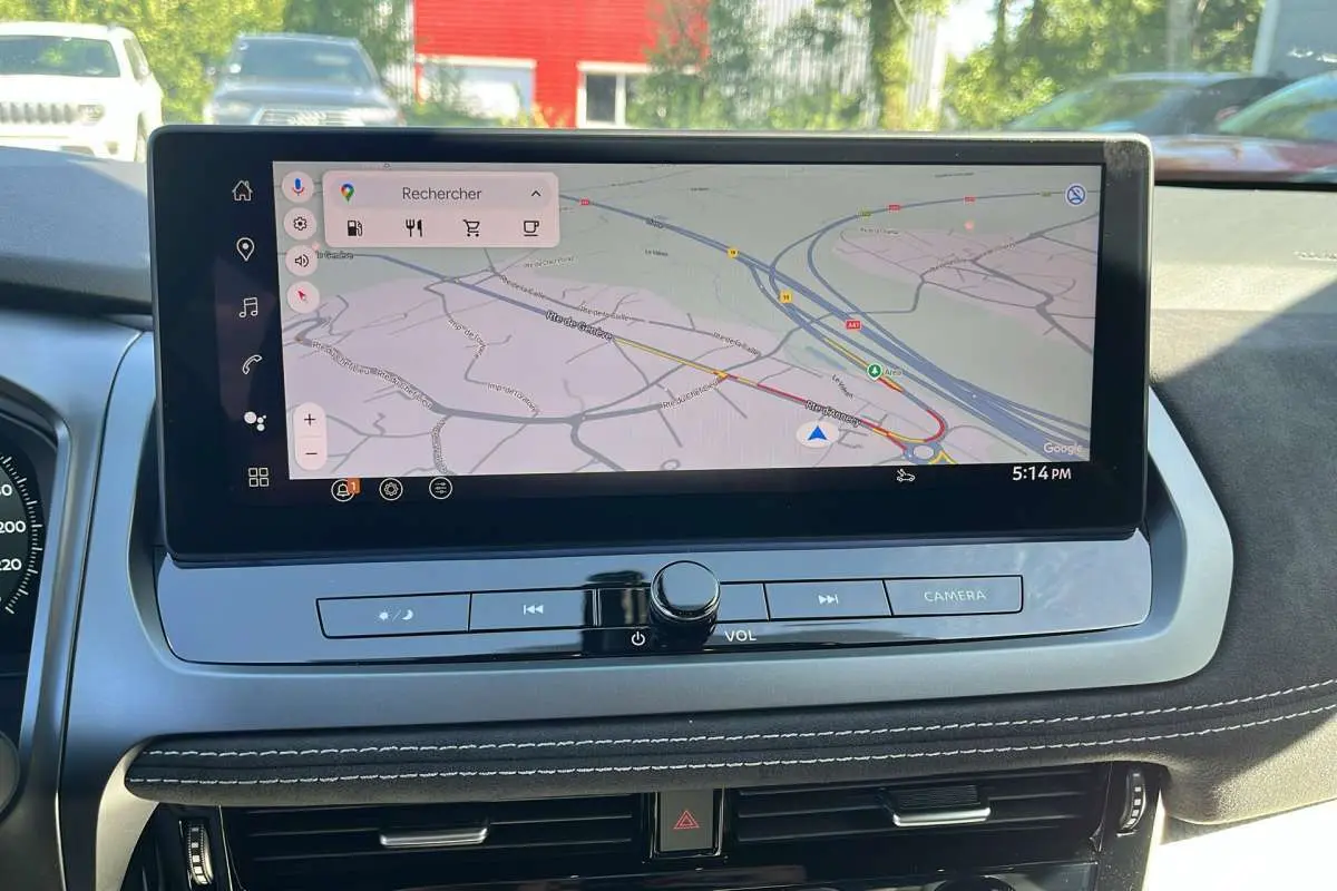 Écran tactile central affichant la navigation GPS dans l'habitacle du Nissan Qashqai E-POWER 205 N-DESIGN.