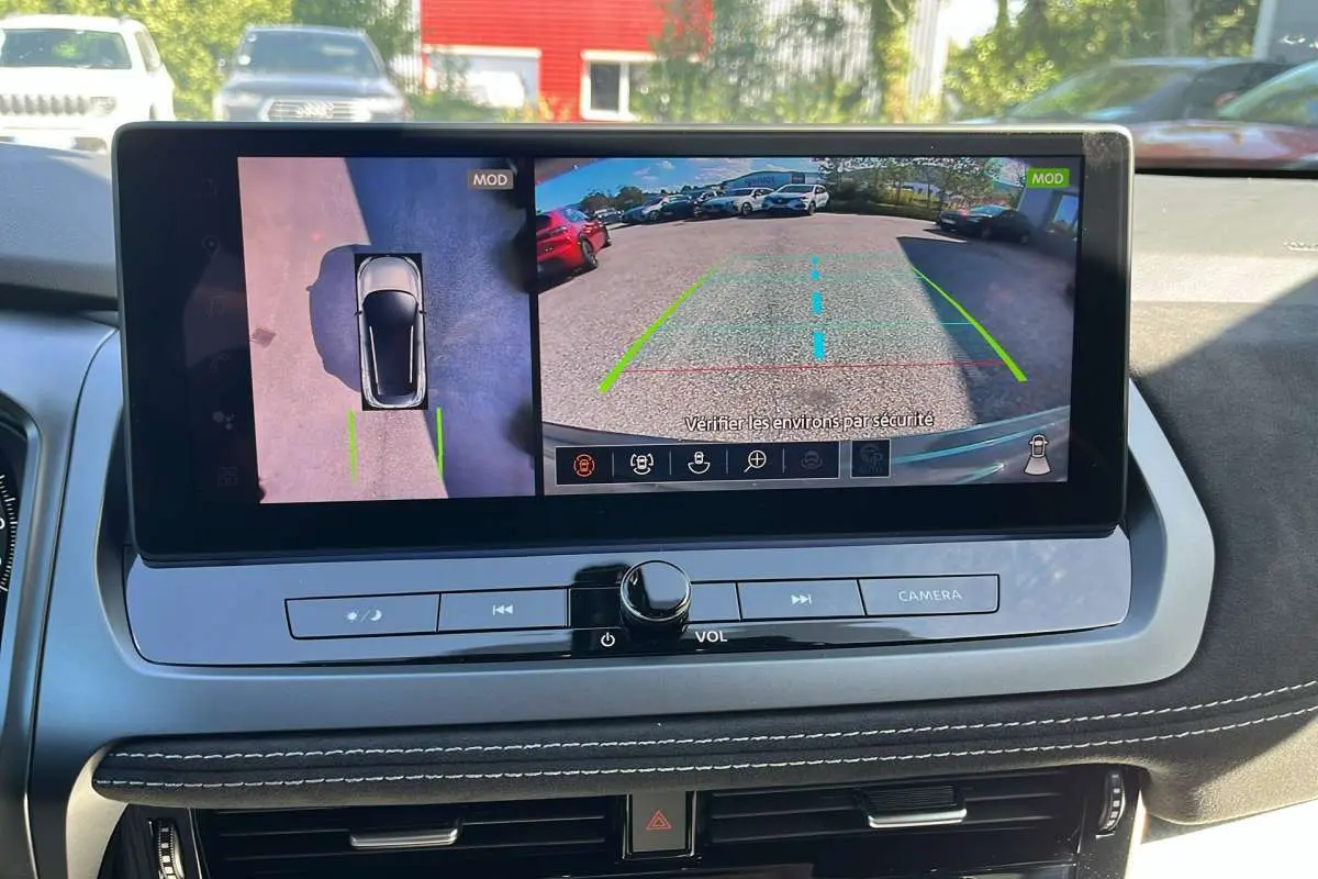 Écran central du Nissan Qashqai E-POWER 205 N-DESIGN montrant la caméra 360° et l’aide au stationnement.