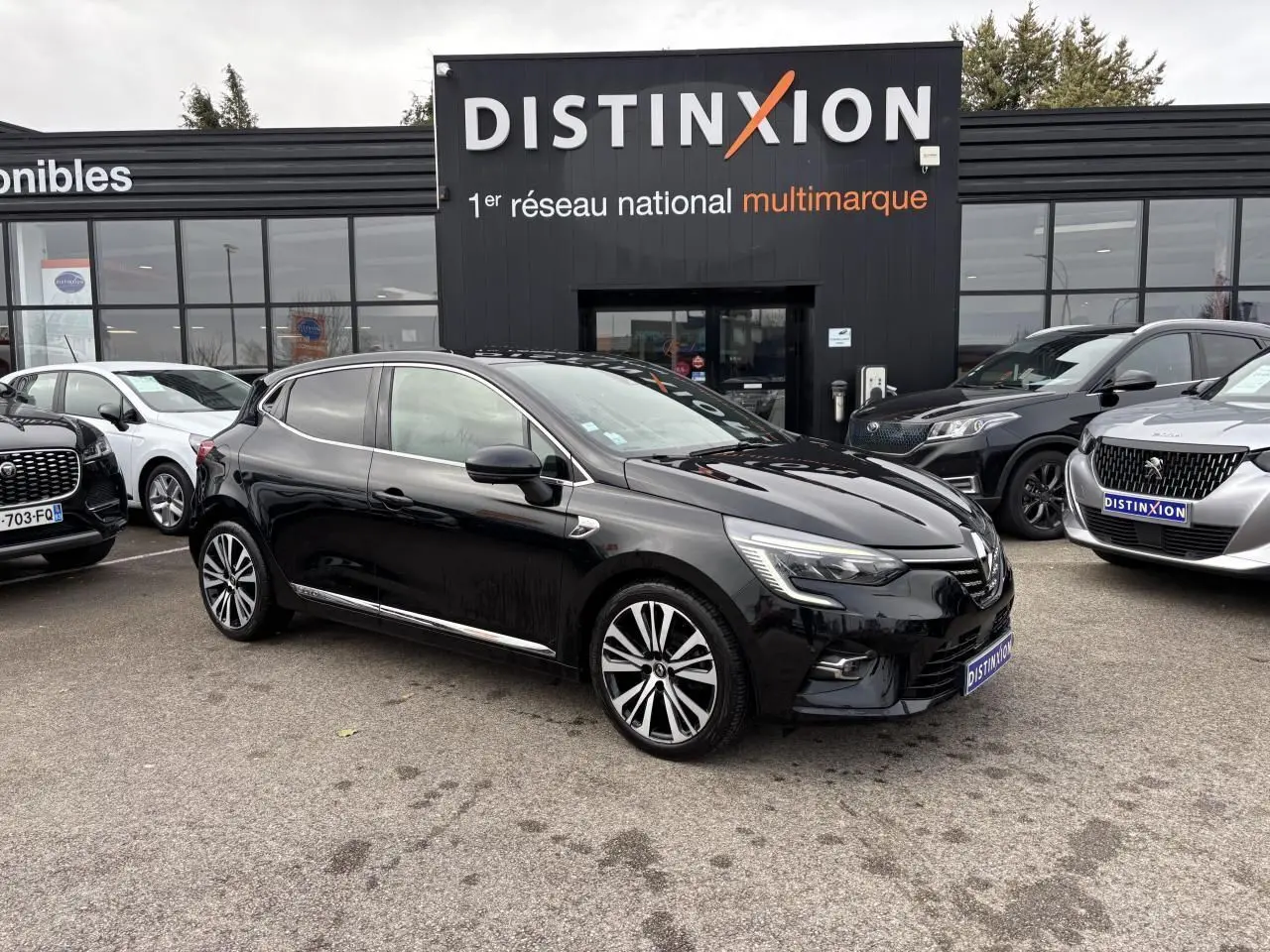 Renault Clio V 1.0 TCE 100 Initiale Paris noir étoilé vue 3/4 avant avec jantes alliage diamantées noir