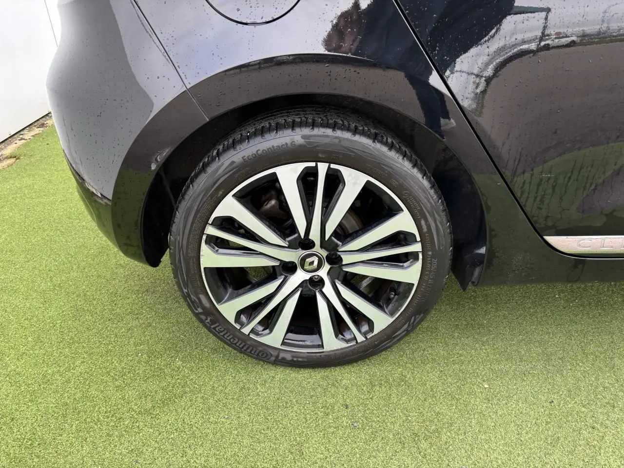 Gros plan sur la roue arrière droite de la Renault Clio noir étoilé avec jante alliage diamantée Initiale Paris.