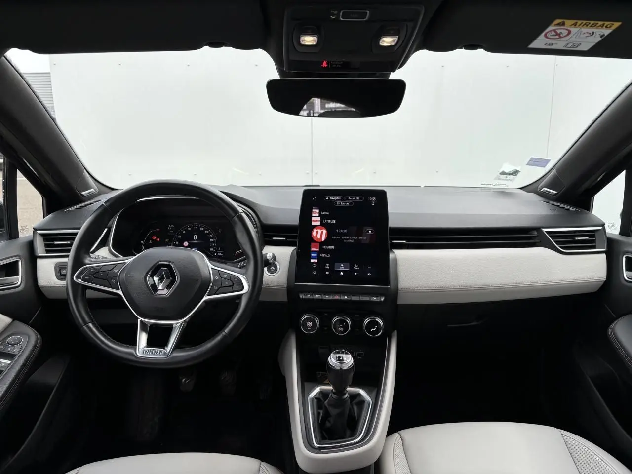 Intérieur Renault Clio 2020 V 1.0 TCE 100 Initiale Paris, vue avant du tableau de bord avec écran tactile et volant cuir noir.