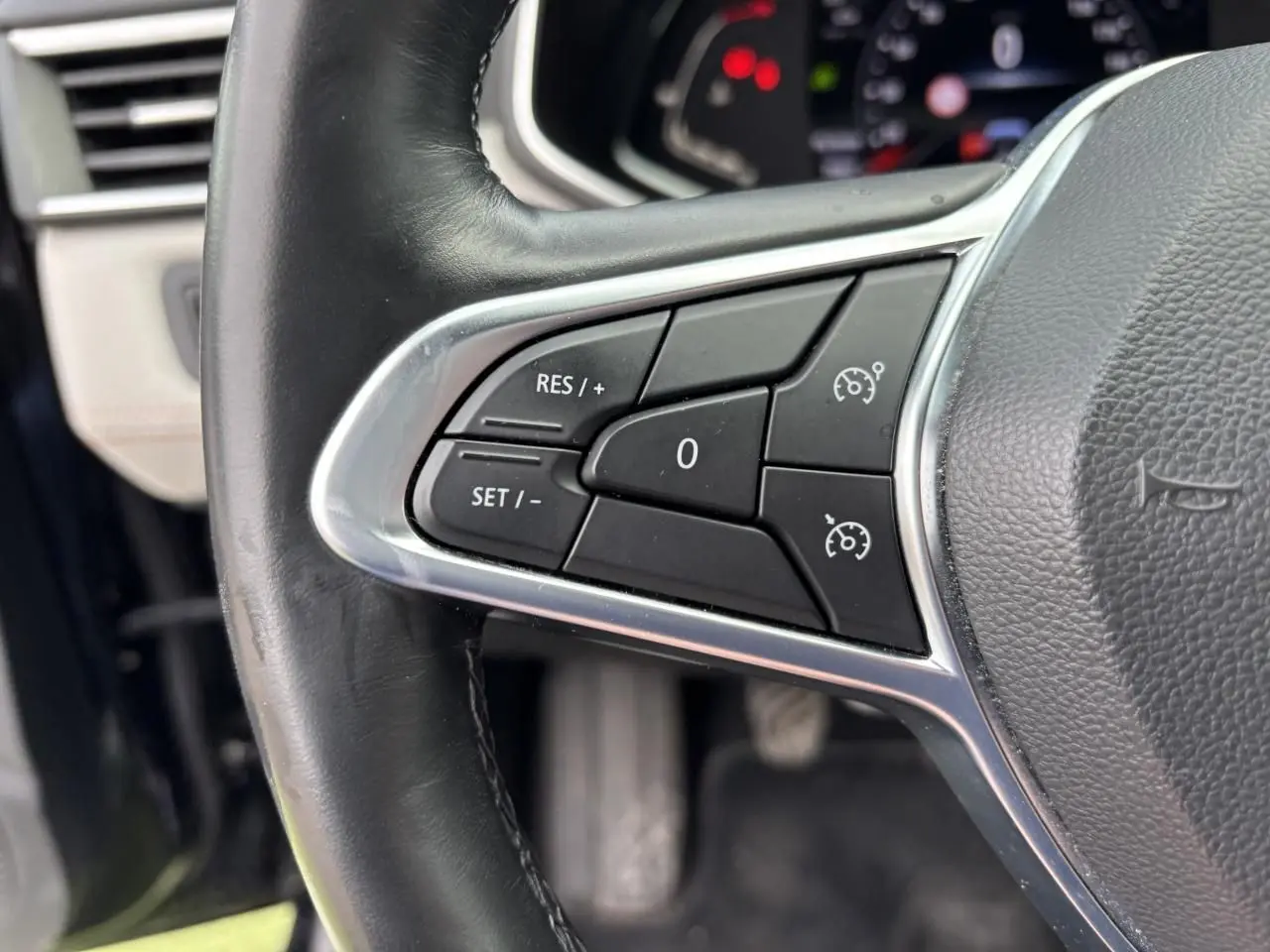 Gros plan sur les commandes du volant cuir noir d'une Renault Clio V 1.0 TCE 100 Initiale Paris 2020.