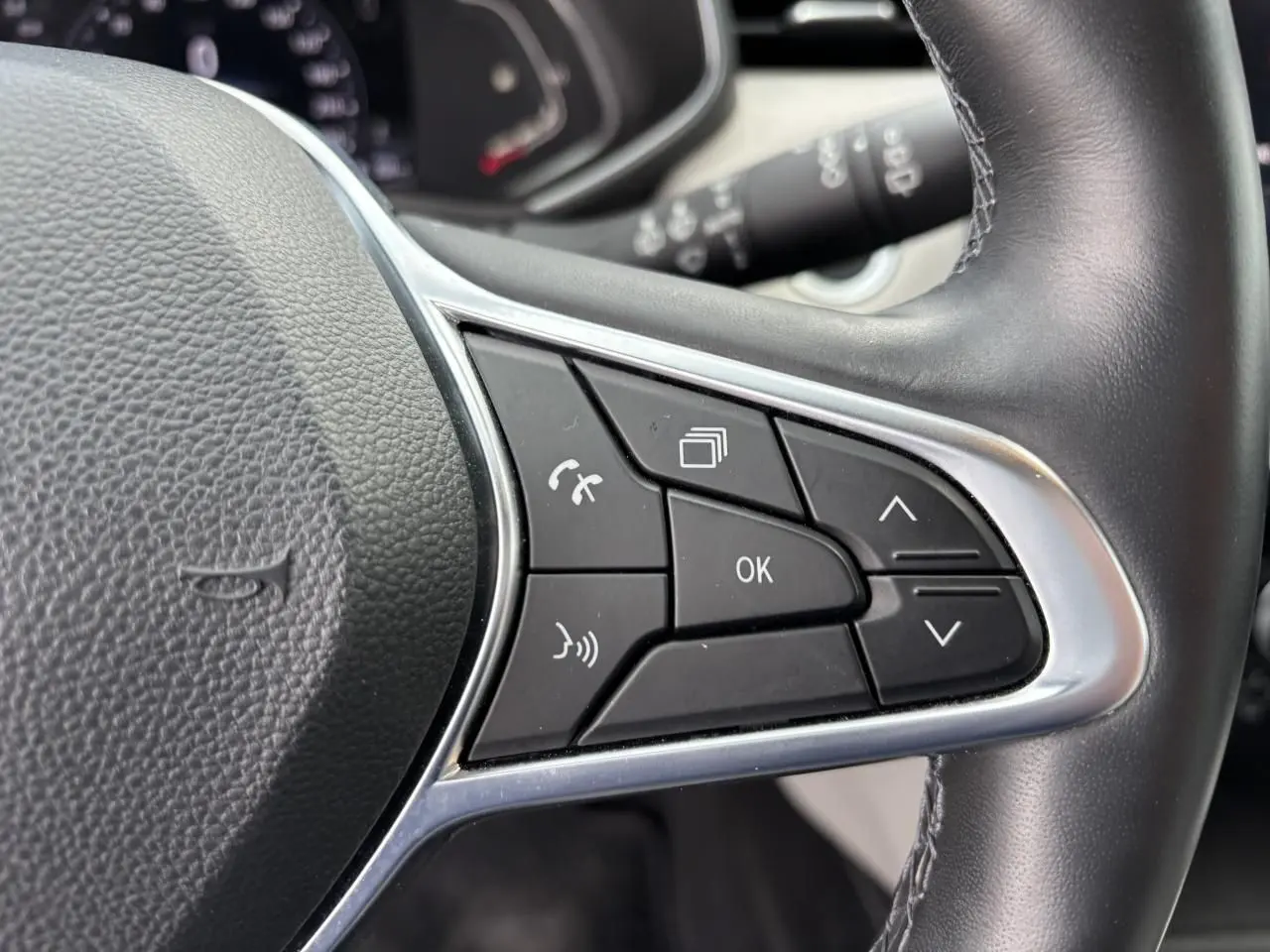 Gros plan sur les commandes multifonctions à droite du volant cuir de la Renault Clio V 1.0 TCE 100 Initiale Paris 2020.