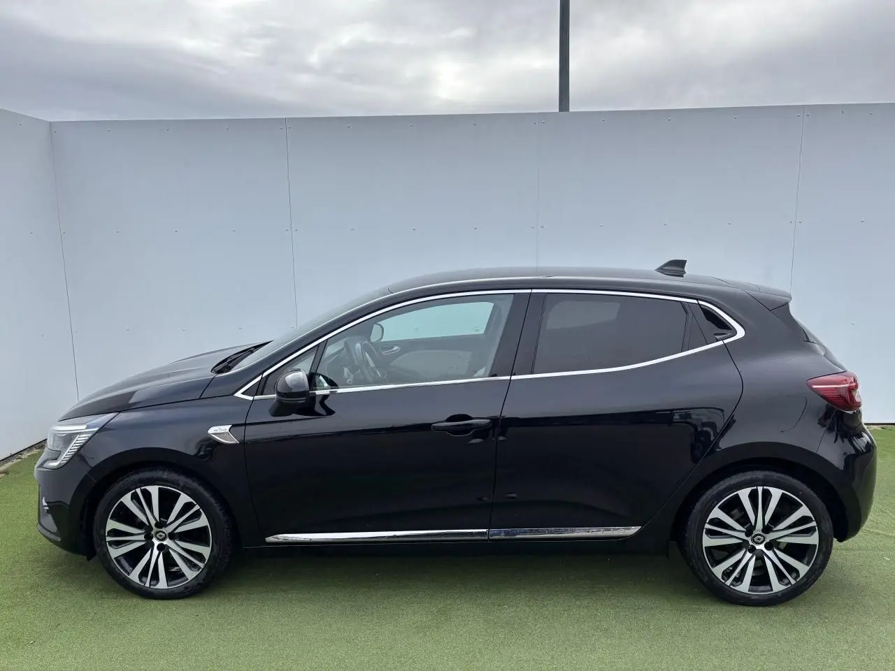 Profil côté gauche de la Renault Clio noire étoile 2020 avec jantes alliage diamantées et détails chromés.