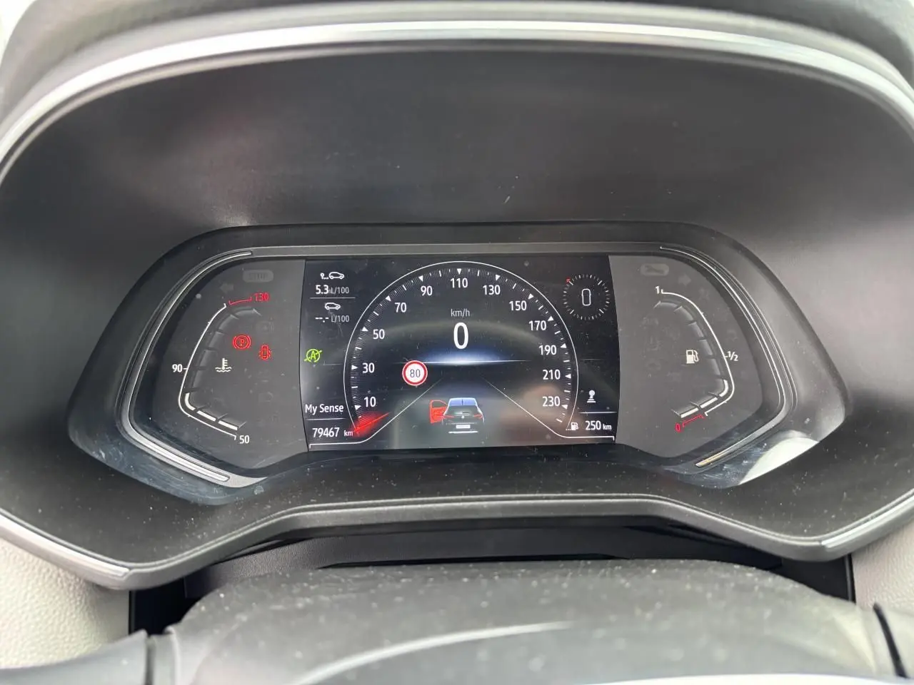 Tableau de bord numérique de Renault Clio 2020, affichage vitesse et alertes, vue frontale rapprochée.