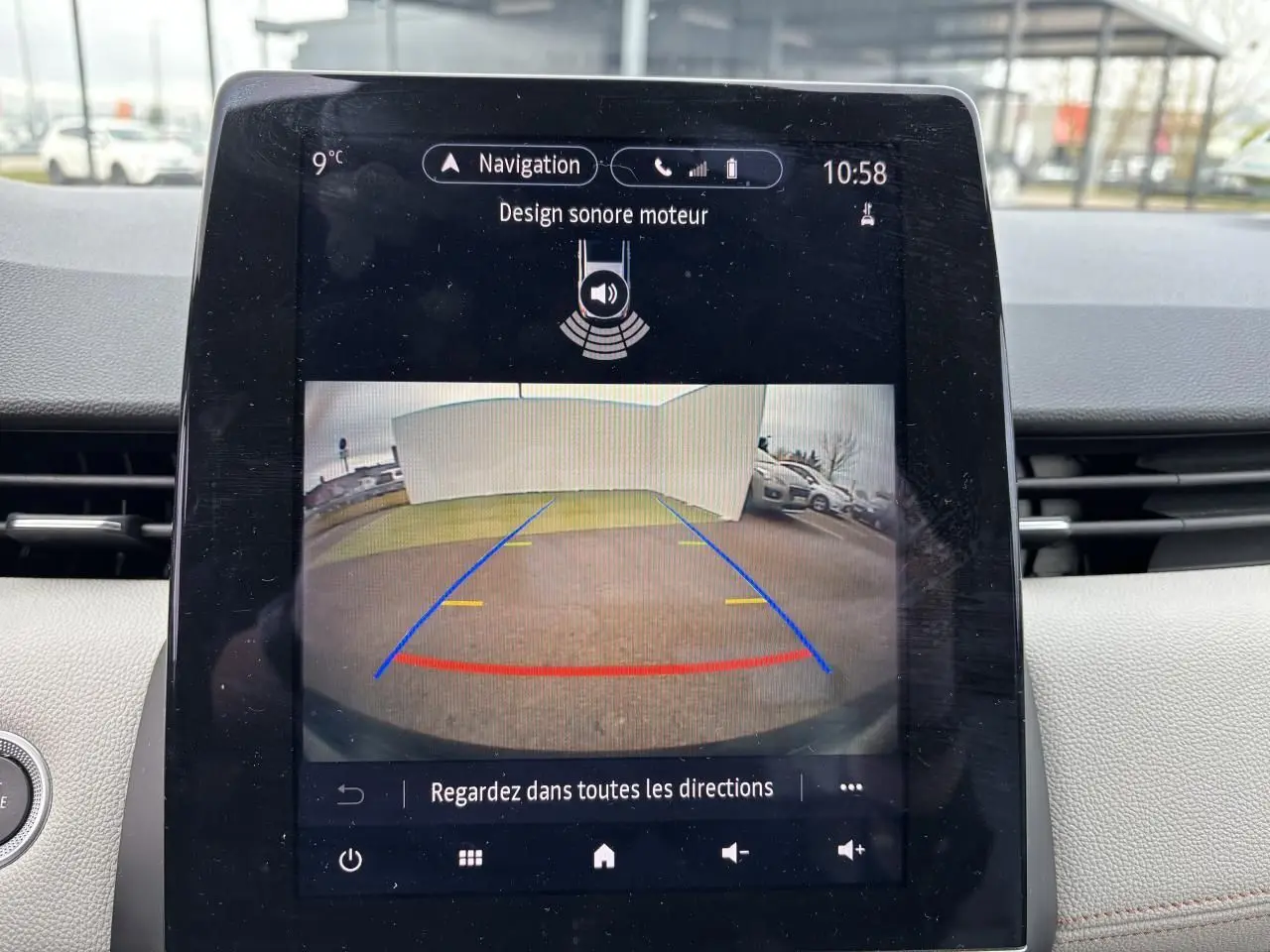 Écran tactile intérieur de la Renault Clio 2020 affichant la caméra de recul avec guidage coloré.