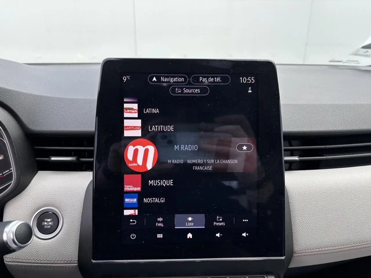 Écran tactile central de la Renault Clio noire étoile 2020 affichant les stations radio, vue intérieure frontale.