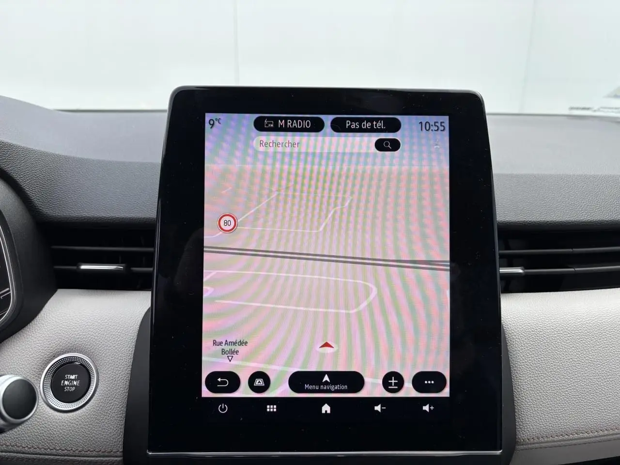 Écran tactile central de navigation Easy Link dans l’habitacle clair d’une Renault Clio noire étoile 2020.
