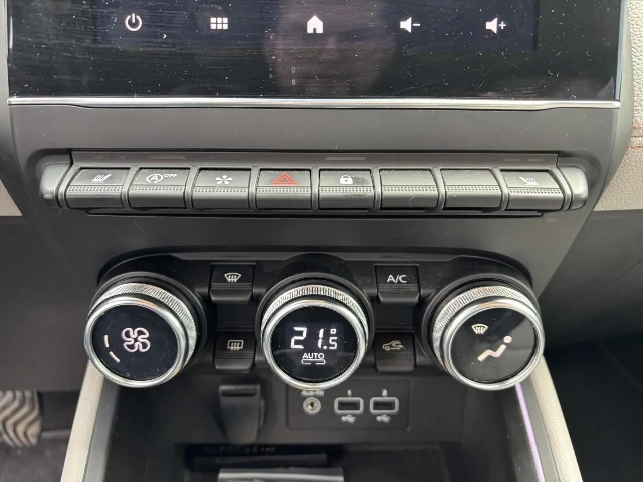 Gros plan sur la console centrale de la Renault Clio V 1.0 TCE 100 Initiale Paris 2020, avec commandes climatisation automatique.
