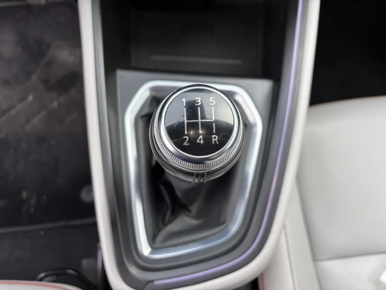 Le levier de vitesse manuel en gros plan dans l'habitacle clair de la Renault Clio noire étoile 2020.