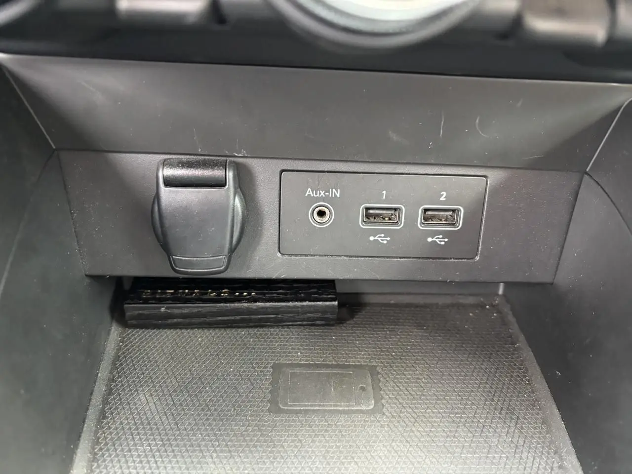 Gros plan sur la console centrale de la Renault Clio noire étoile 2020 montrant ports USB et prise Aux-IN.