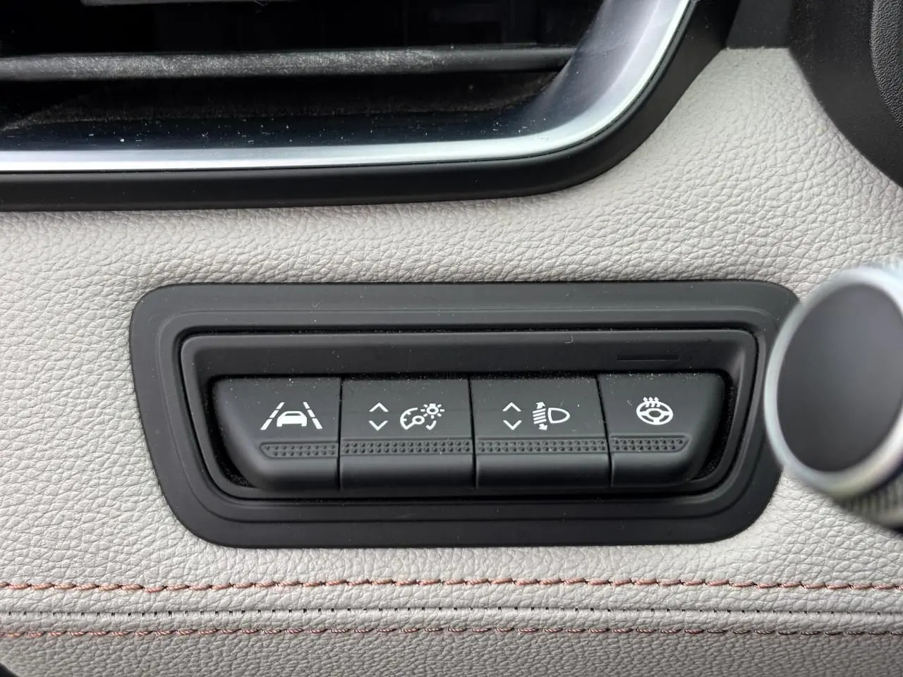 Boutons de commande d'assistance à la conduite sur tableau de bord beige clair de Renault Clio noire étoile 2020.