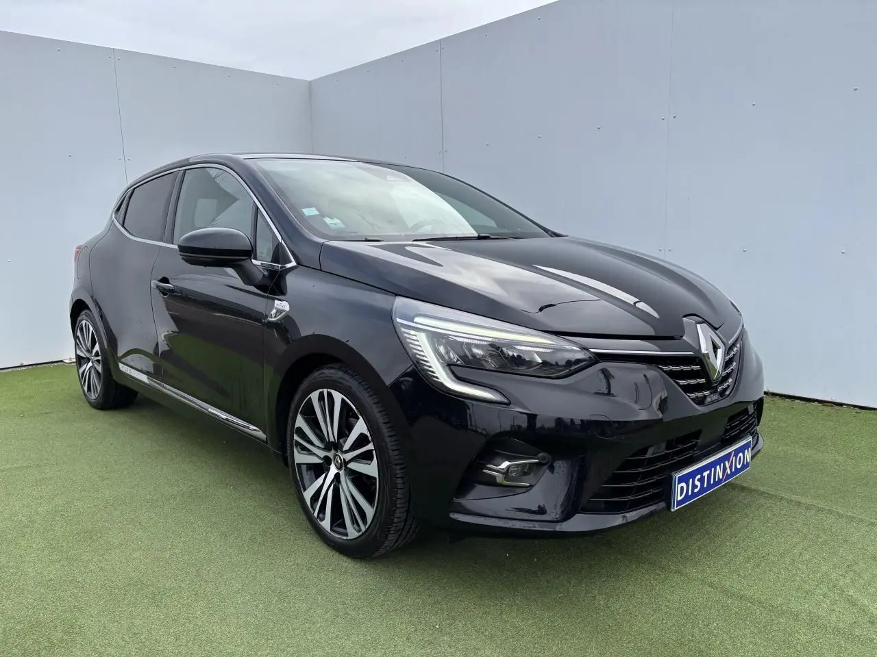 Renault Clio V 1.0 TCE 100 Initiale Paris noir étoilé vue 3/4 avant droit avec jantes alliage diamantées