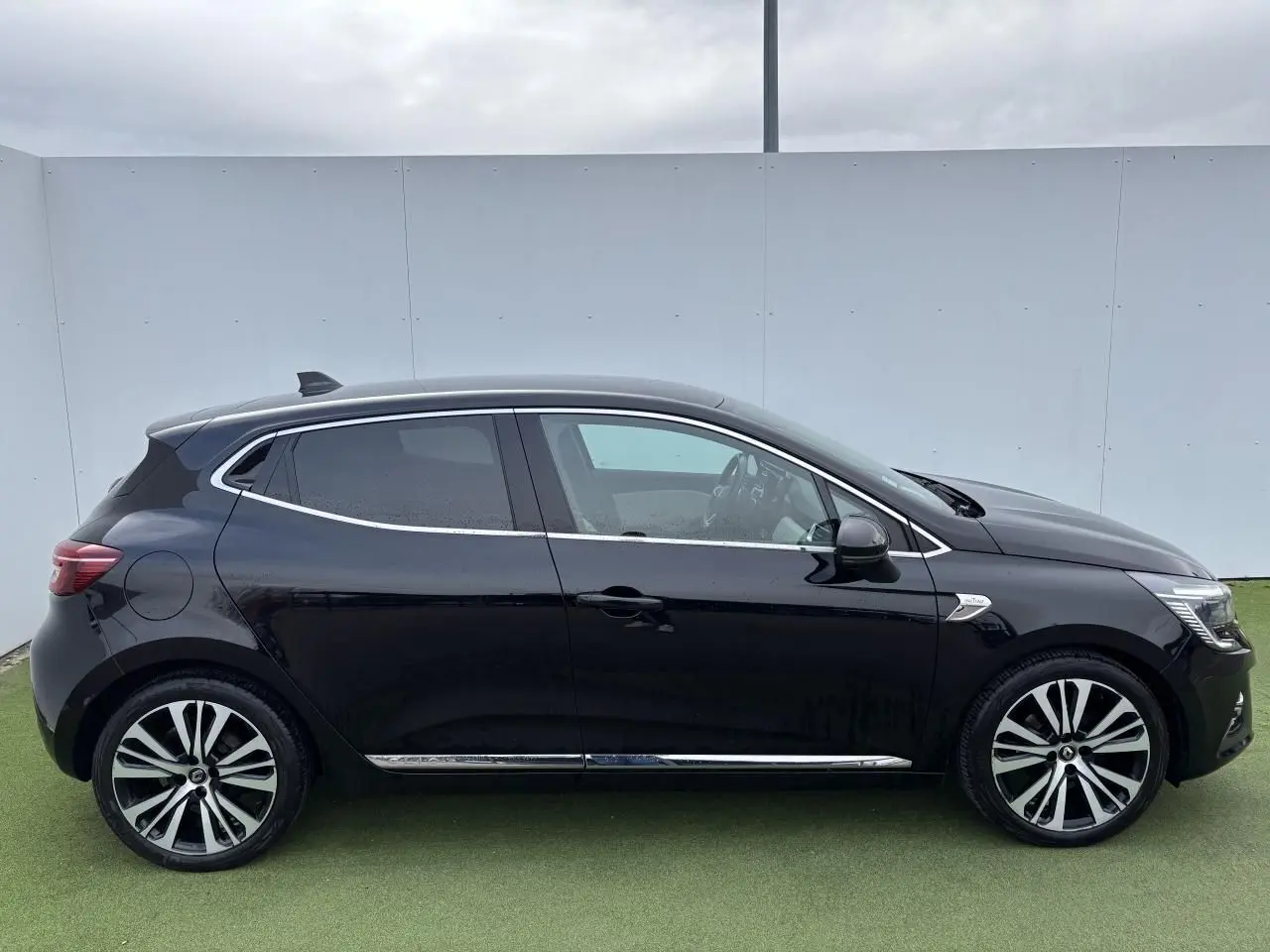 Profil côté gauche d'une Renault Clio noire étoile 2020 avec jantes alliage diamantées et détails chromés.