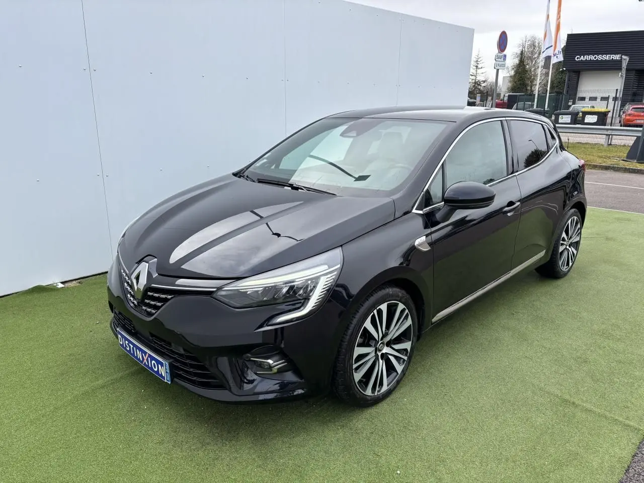 Renault Clio V 1.0 TCE 100 Initiale Paris noir étoilé vue 3/4 avant avec jantes alliage diamantées et signature chromée