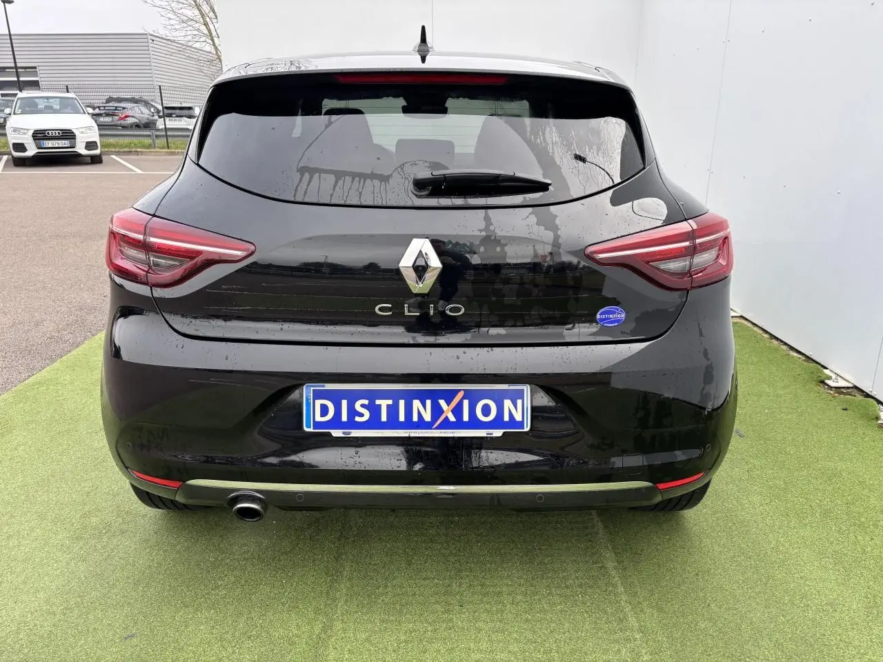 Vue arrière d'une Renault Clio noire étoile 2020 avec canule d'échappement chromée et logo Distinxion.