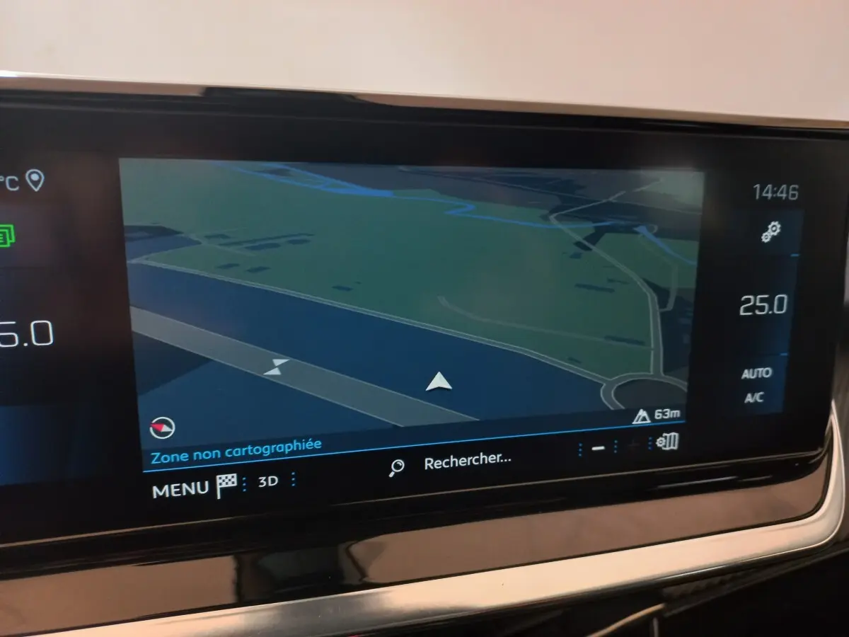 Écran tactile de navigation 10 pouces affichant une carte, tableau de bord intérieur Peugeot 2008 2021.