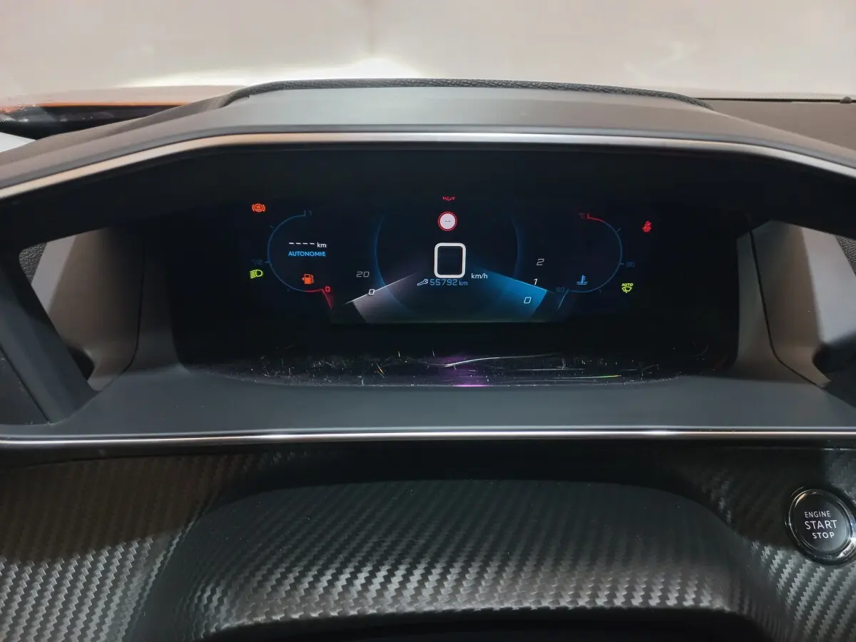 Tableau de bord numérique Peugeot 2008 2021 avec affichage central de vitesse et bouton démarrage sur console carbone noire.