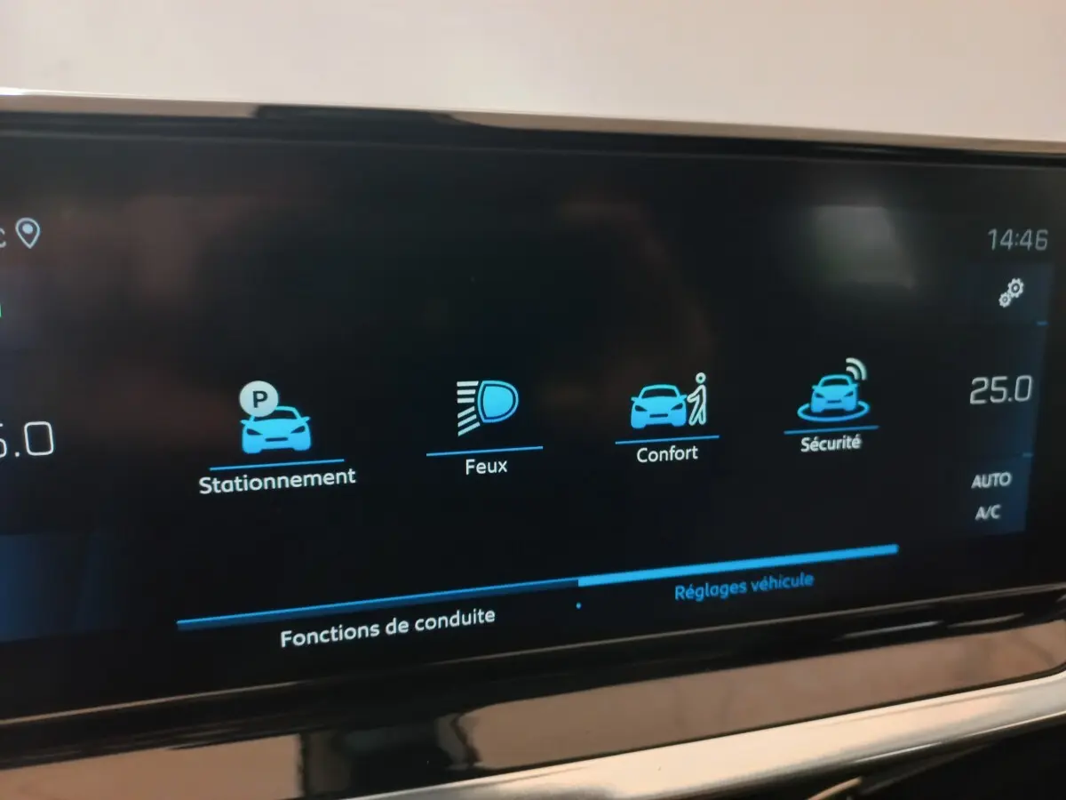Écran tactile central du Peugeot 2008 orange 2021 affichant les réglages de stationnement, feux, confort et sécurité.