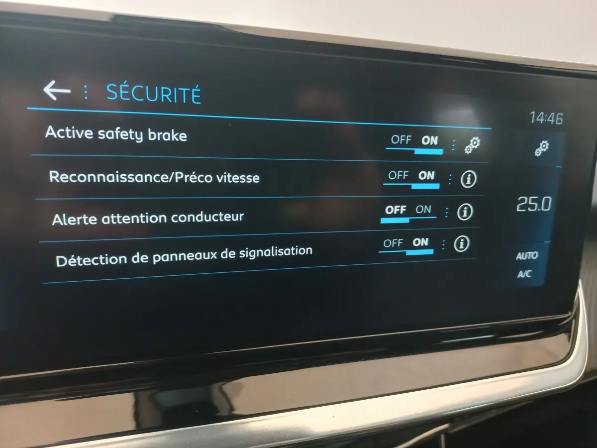 Écran tactile du tableau de bord du Peugeot 2008 orange affichant les réglages de sécurité active.