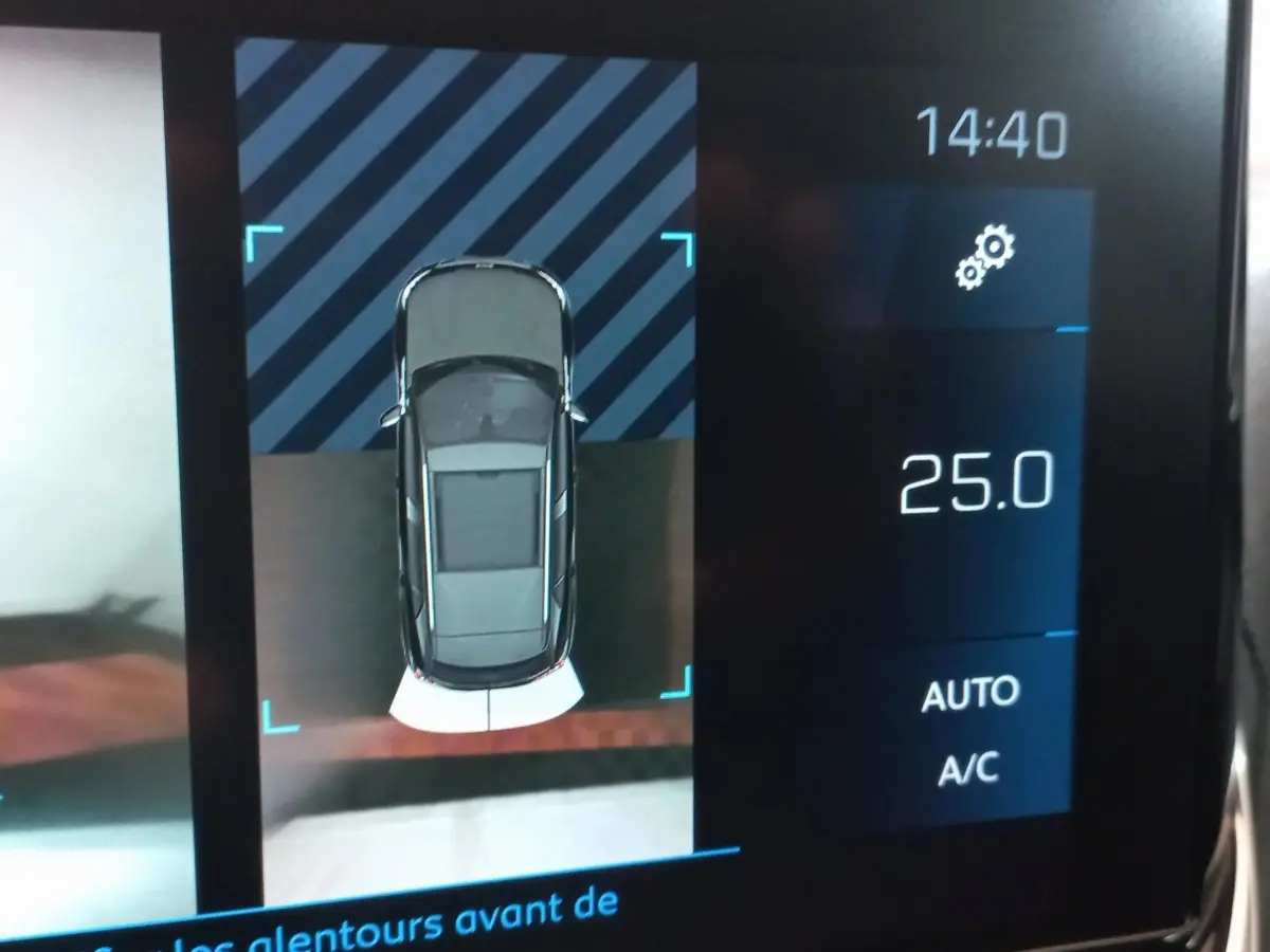 Affichage tactile intérieur montrant vue aérienne du Peugeot 2008 orange avec capteurs avant et réglage climatisation à 25°C.