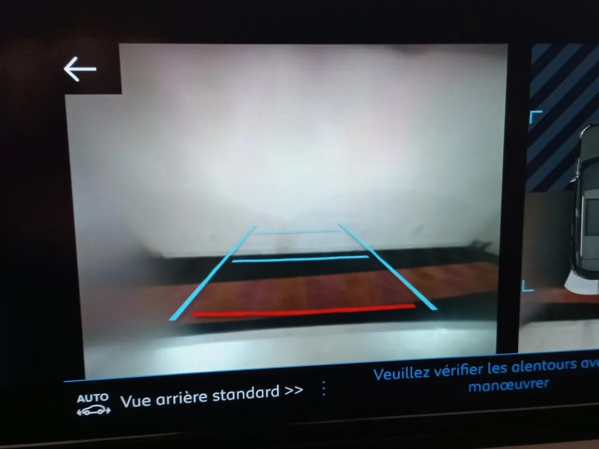 Affichage caméra de recul Peugeot 2008 orange, vue arrière avec lignes de guidage bleues et rouges visibles