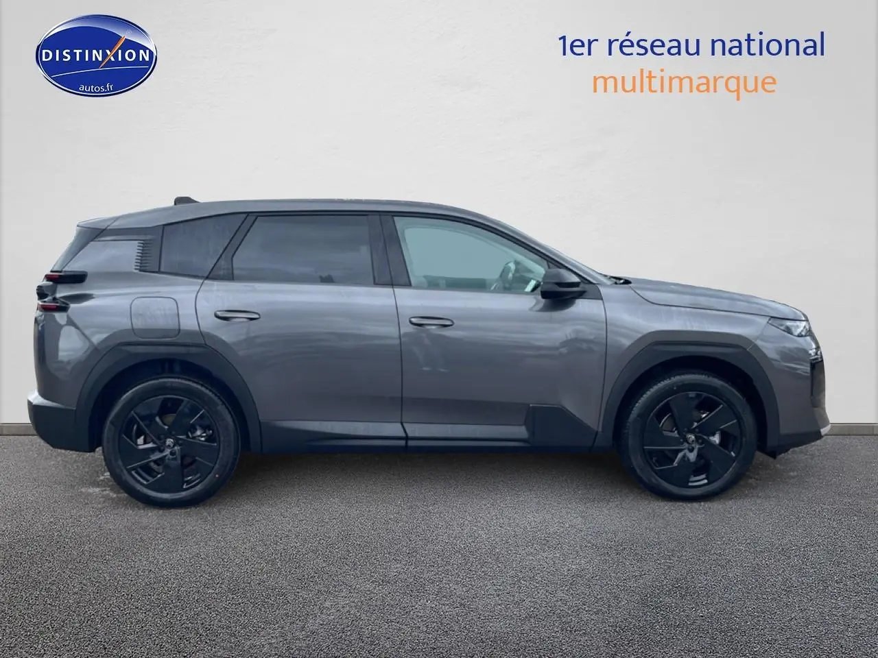 Profil côté gauche du Citroën C5 Aircross gris platinium 2026 avec jantes alliage noires et vitres surteintées.