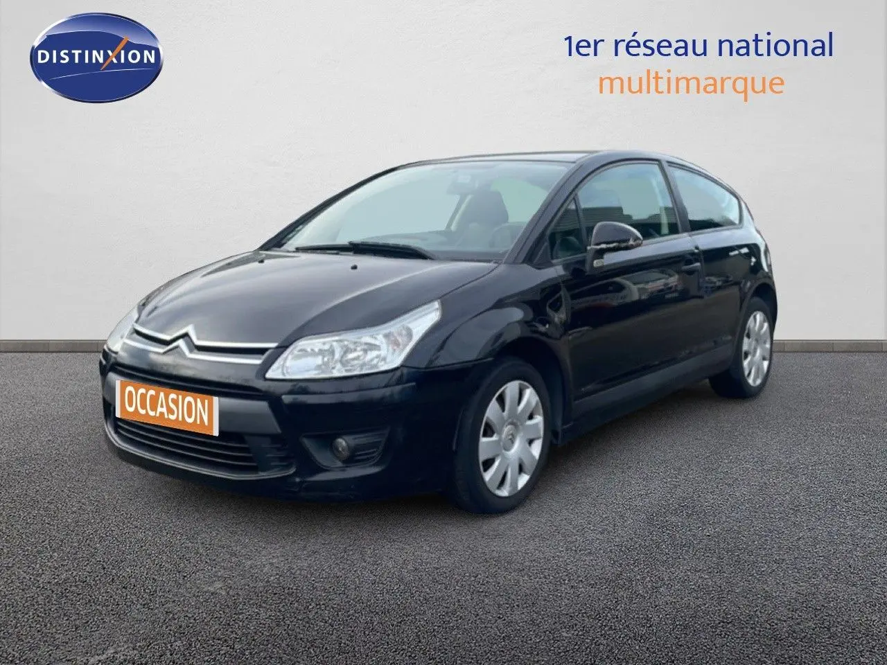 Citroën C4 Coupé noir métal vue 3/4 avant droit sur fond neutre avec plaque occasion orange.