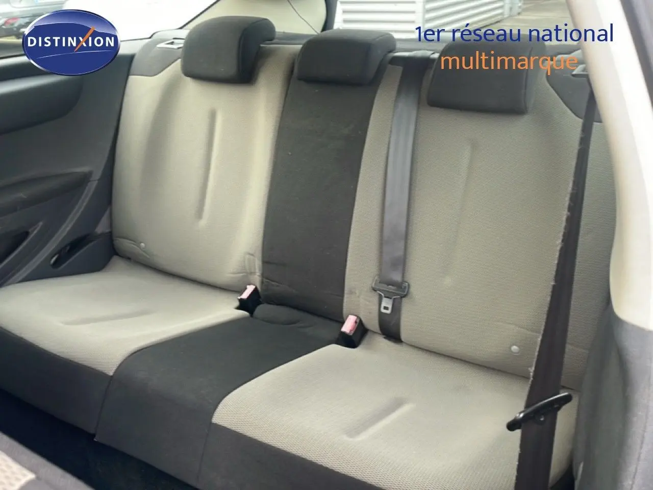 Banquette arrière bicolore gris clair et foncé de la Citroën C4 Coupé 2009, vue de côté droit intérieur.