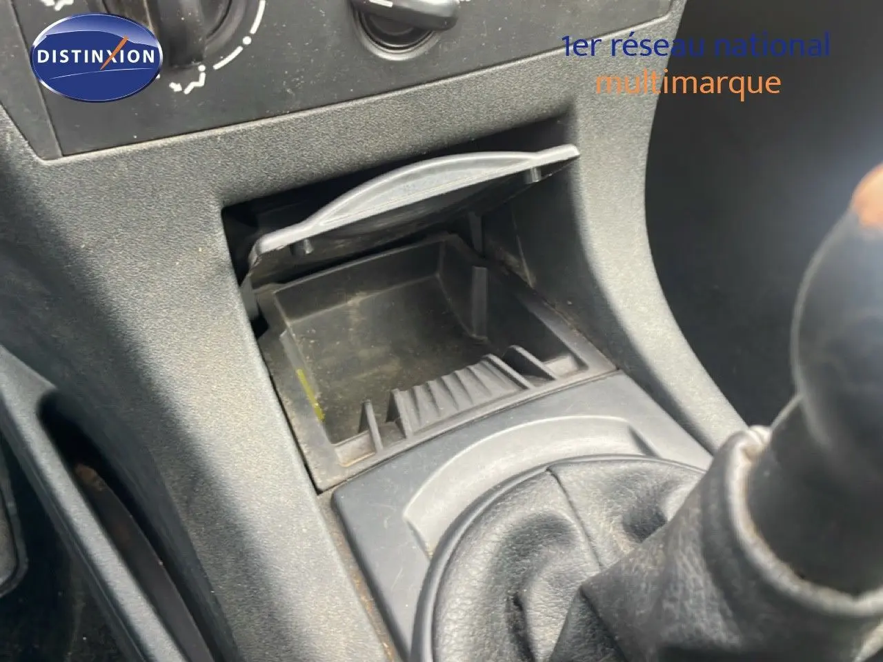 Gros plan intérieur sur la console centrale et le levier de vitesses d’une Citroën C4 Coupé noire de 2009.