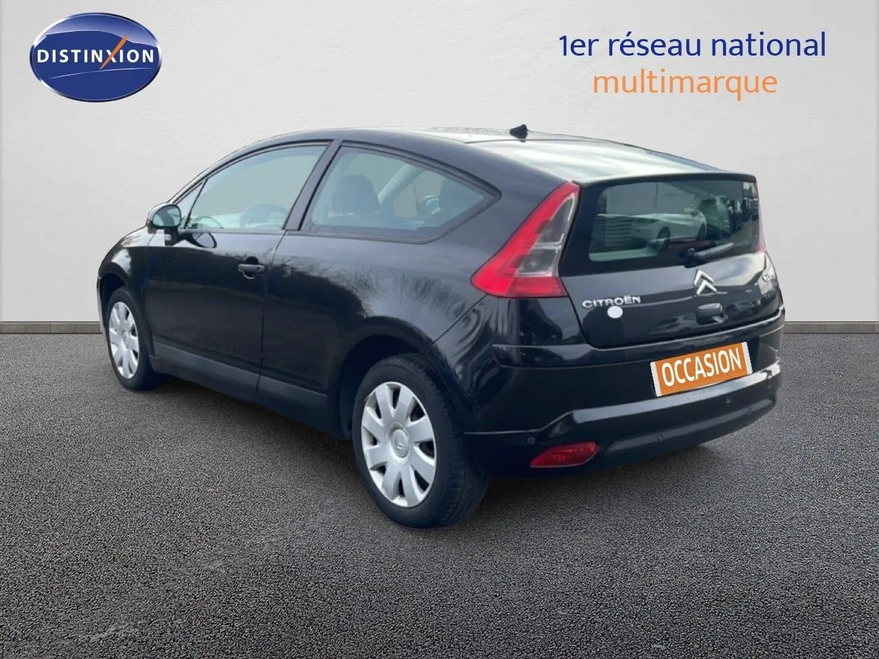 Vue 3/4 arrière droite d'une Citroën C4 Coupé noire métal de 2009 avec hayon et feux arrière caractéristiques.