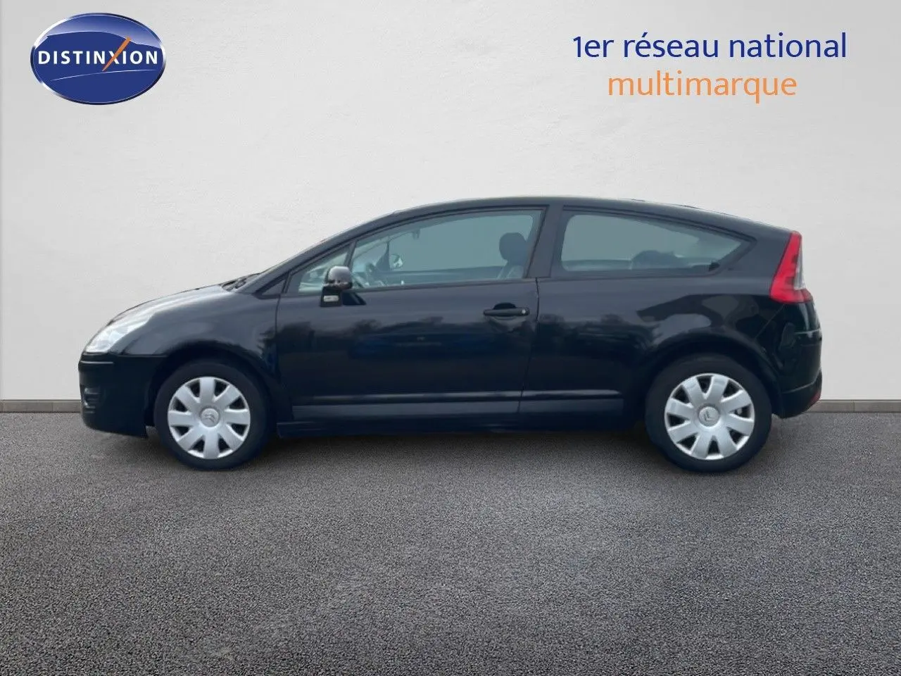 Profil côté gauche d'une Citroën C4 Coupé 2009 noir métal, trois portes avec jantes acier et enjoliveurs argentés.